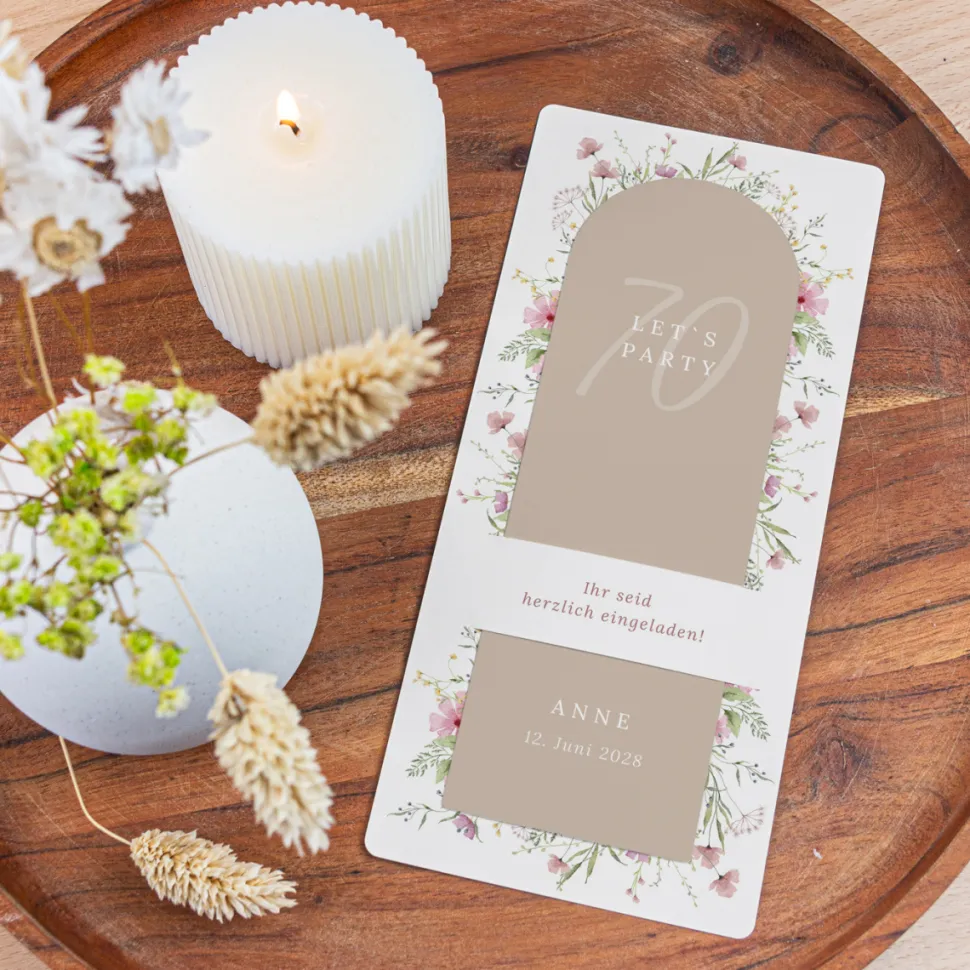 Einladung 70. Geburtstag mit Lesezeichen "Blooming Romance"