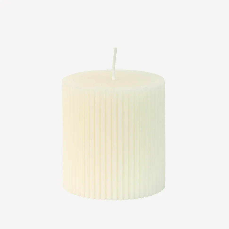 Stumpenkerze mit Rillen creme 7,5 cm