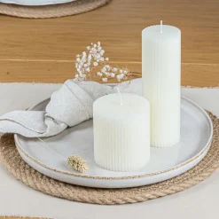 Stumpenkerze mit Rillen creme 7,5 cm
